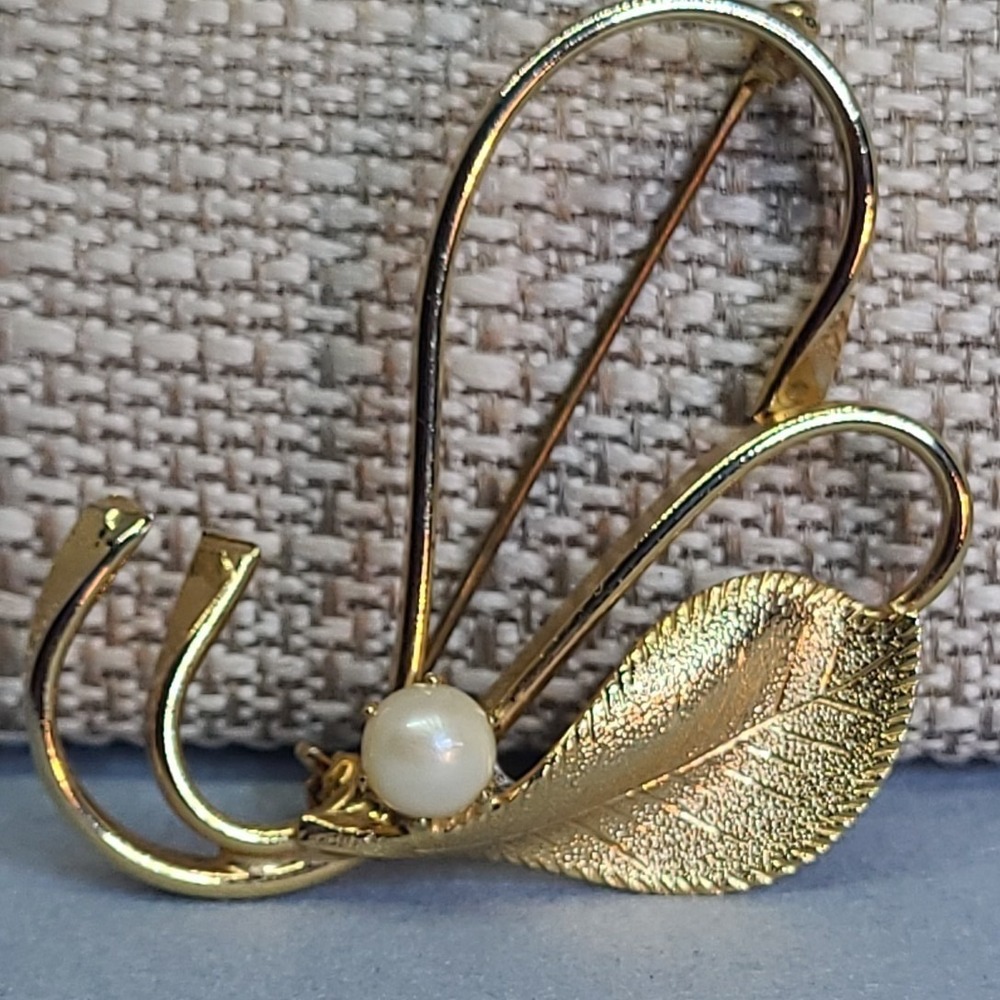 Vintage Brooch Woman Gold Tone Faux Pearl Leaf Textured Open Loop Pin Accessory